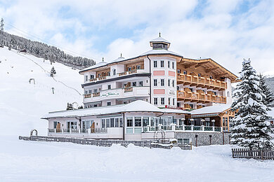 Außenansicht im Winter des Hotel Maria Theresia in Gerlos