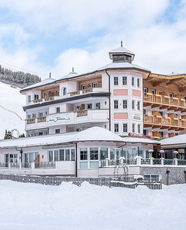 Gutscheine Außenansicht im Winter des Hotel Maria Theresia in Gerlos