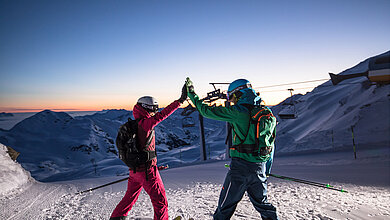 Zwei Skifahrer beim Good Morning Skiing in der Zillertal Arena