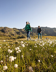 Paar beim Wandern in der Wilden Krimml in den Zillertal Arena Bergwelten