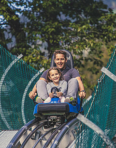 Vater und Tochter auf dem Arena Coaster in Zell am Ziller