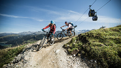 Zwei Biker am Isskogel Singletrail in den Zillertal Arena Bergwelten