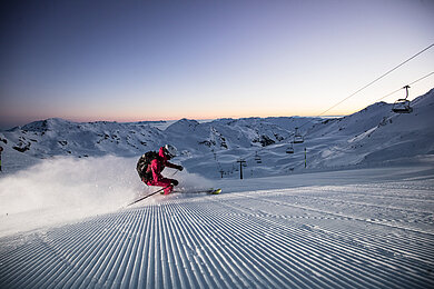 Skifahrer beim Good Morning Skiing in der Zillertal Arena