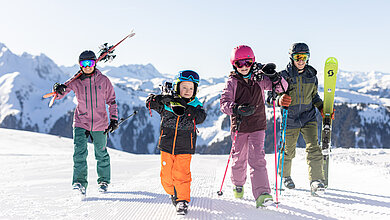 Familie im Skigebiet Zillertal Arena