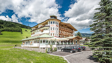 Außenansicht im Sommer des Hotel Maria Theresia in Gerlos